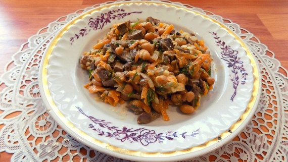 Салат с отварной куриной печенью и белой фасолью