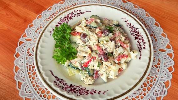 Салат с куриной грудкой и консервированной фасолью