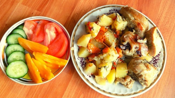 Курица тушеная в банке в духовке с овощами