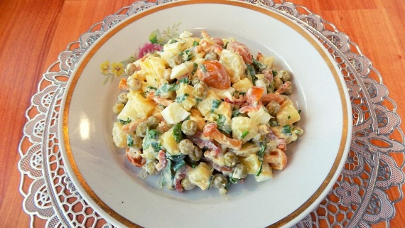 Салат с маринованными грибами и яйцами