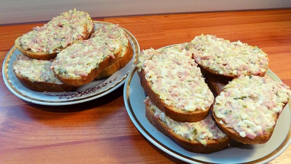 Острые бутерброды с соленым огурцом и яйцами