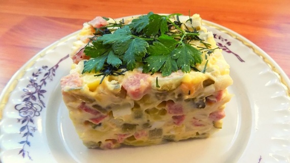 Салата Оливье с колбасой и горошком