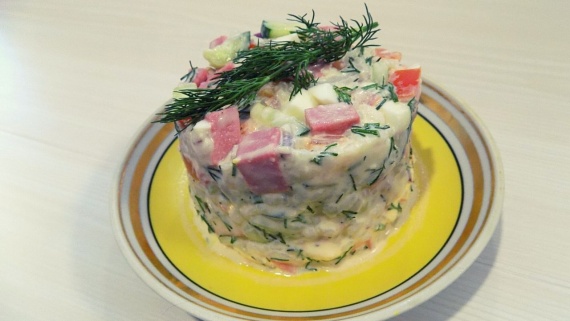 Cалат с рисом и колбасой
