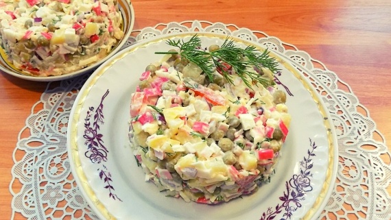 Салат из крабовых палочек с яйцом и зеленым горошком