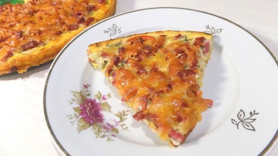 Пицца из кабачков с сыром и колбасой
