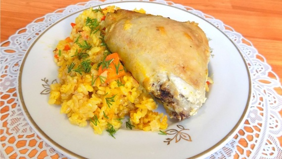 Курица с рисом и овощами приготовленная в духовке