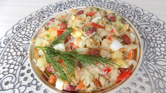 Овощной салат из квашеной капусты с фасолью