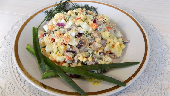 Салат из селедки с картофелем и яйцами