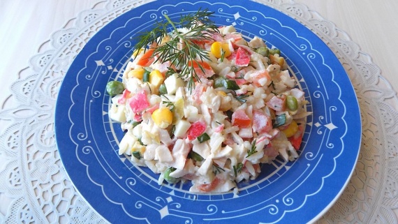 Салат из гавайской смеси овощей с крабовыми палочками