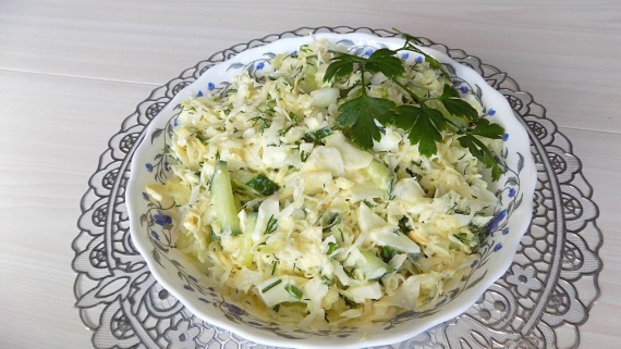 Салат из свежей капусты с огурцом и яйцами