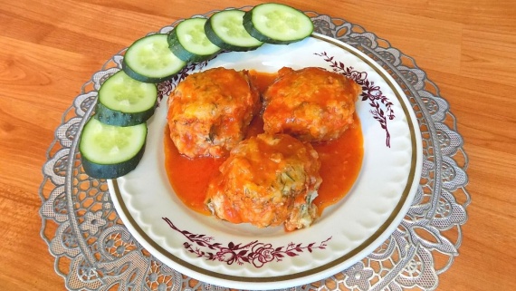 Ежики из фарша с рисом и подливкой в духовке Ежики из фарша с рисом и подливкой в духовке