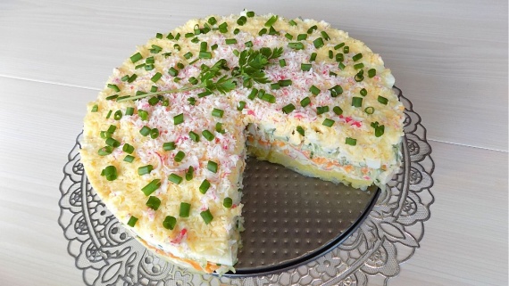 Слоеный салат с крабовыми палочками и сыром